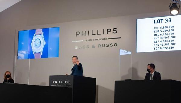 Auctioneer Aurel Bacs selling the Patek Philippe Ref.  2523 yellow gold two-crown Worldtime “The Silk Road” for CHF 7 million