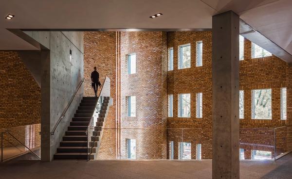 Wrightwood 659, view of atrium.  Photo: © Jeff Goldberg/Esto.