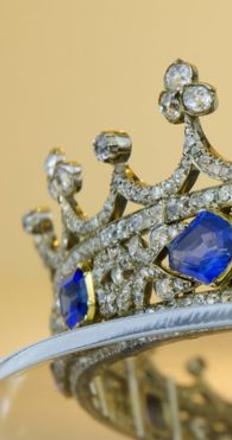 The 11.5cm (4.5in) wide coronet is mounted with 11 sapphires, which are all set in gold, with diamonds set in silver.