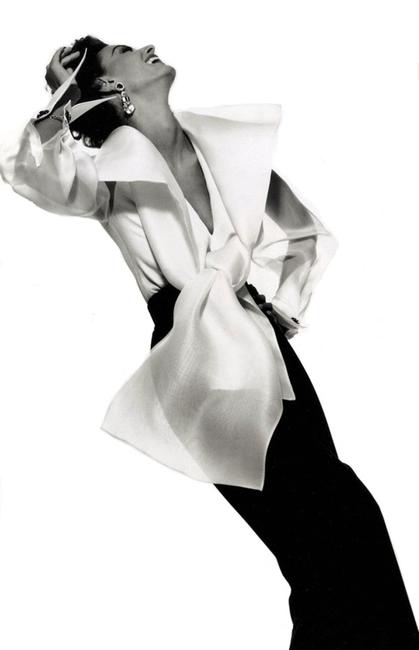 Photograph by Gian Paolo Barbieri for Gianfranco Ferré advertisement, Fall/Winter 1991.  Model: Aly Dunne.  © GIANPAOLOBARBIERI 