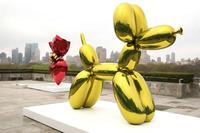 Jeff Koons on the roof of the Metropolitan Museum of Art/ Getty image.