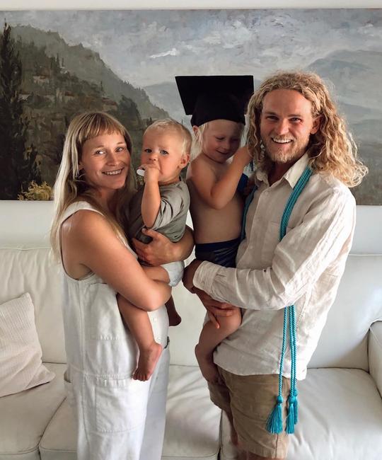 Huntington Beach Artist Chapman Hamborg celebrates his LCAD BFA in Painting + Drawing with emphasis in Sculpture with his family.