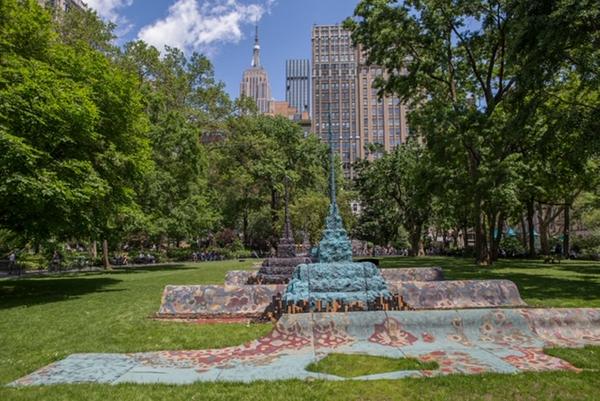 Leonardo Drew, City in the Grass, 2019.  Aluminum, sand, wood, cotton and mastic, 102 x 32 feet.  Madison Square Park, New York.  Commissioned by Madison Square Park Conservancy, New York.  Photo: Rashmi Gill