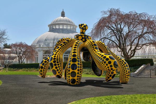 Dancing Pumpkin, 2020.  The New York Botanical Garden, 2021.  Urethane paint on bronze.  © YAYOI KUSAMA.  Courtesy of Ota Fine Arts, Victoria Miro, and David Zwirner.  Photo by Robert Benson Photography