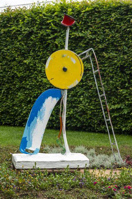 Eddie Martinez, Half Stepping Hot Stepper, 2016.  Enamel and spray paint on bronze, 85 1/8 x 65 3/8 x 24 1/8 in.  [216 x 166 x 61 cm 