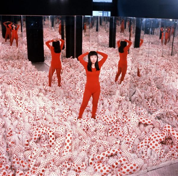 Yayoi Kusama, Infinity Mirror Room – Phalli’s Field, 1965.  © YAYOI KUSAMA, courtesy: Ota Fine Arts, Victoria Miro & David Zwirner 