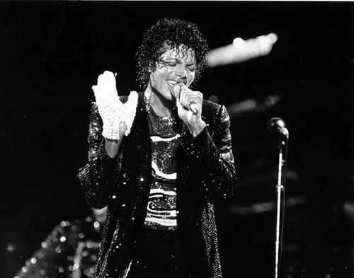 Michael Jackson's glove sells for $190,000 at auction 