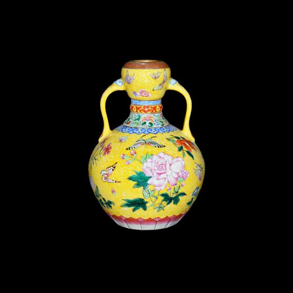 Qing Dynasty famille rose vase valued at $15,000,000