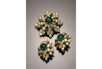 A 18-karat yellow-gold, emerald and diamond floral-form three piece ensemble by Van Cleef & Arpels realized $41,125.