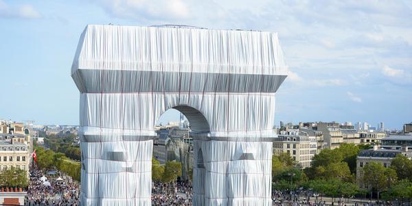 Christo and Jeanne-Claude, L'Arc de Triomphe, Wrapped, Paris, 1961-2021.  photo: Benjamin Loyseau © 2021 Christo and Jeanne-Claude Foundation