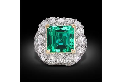 This incredible, untreated 5.66 carat Colombian emerald displays the perfect color and exceptional clarity.  The stone is certified to be untreated, meaning its beauty is entirely natural.  