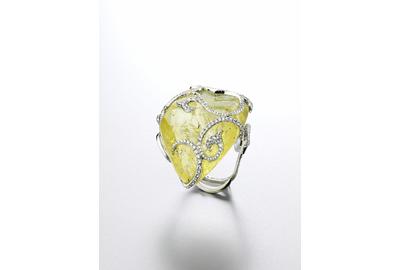 A 180 carat yellow sapphire ring in gold