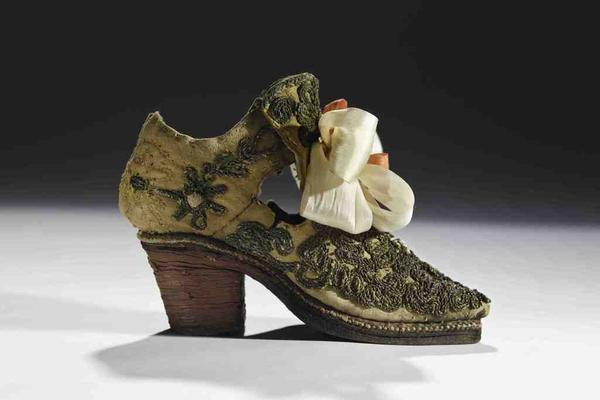 French or English mid-17th century.  Red heel boy’s shoe, buff suede with stacked leather ‘polony’ heel.  Collection of the Bata Shoe Museum.  Photograph credit: Image © 2015 Bata Shoe Museum, Toronto, Canada (Photograph: Ron Wood)