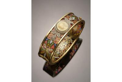 An Art Nouveau Tested 18-Karat Yellow-Gold, Platinum, Diamond, Plique-à-jour and Cameo Bangle Bracelet, Masriera Y Carreras ($3,000-$5,000)