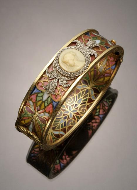 An Art Nouveau Tested 18-Karat Yellow-Gold, Platinum, Diamond, Plique-à-jour and Cameo Bangle Bracelet, Masriera Y Carreras ($3,000-$5,000)