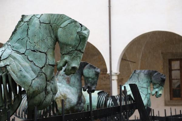 Gustavo Aceves, Lapidarium, 2009 – 2015, bronze, 3 x 3 m each, Courtesy the artist, Photo by Gabriela Malvido 