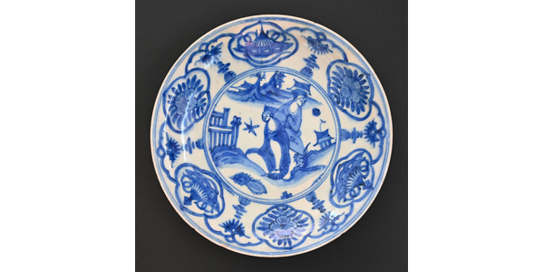 A Kraak-ware Safavid Blue and White Faience Plate Iran, circa mid 17th century Two shades of underglaze blue on tin glazed faience 10 ¼ in width, 1 ½ in in height, 26 cm x 4 cm 