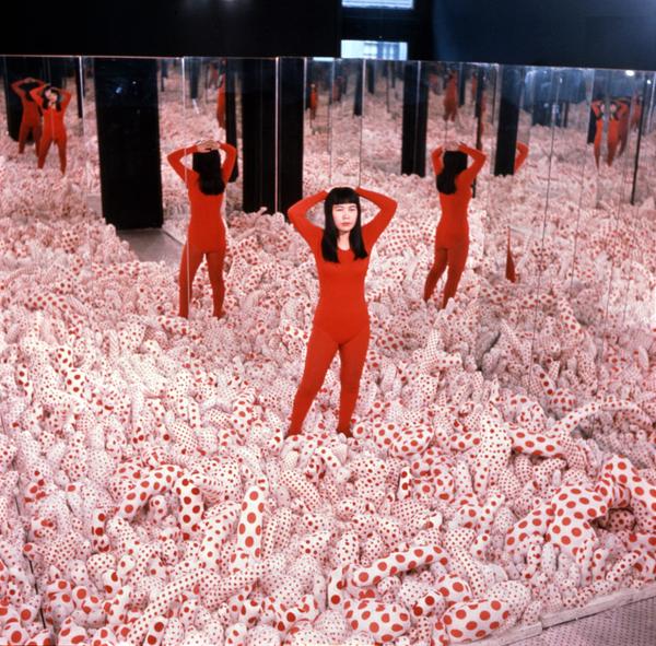 Installation view of “Infinity Mirror Room—Phalli’s Field” (1965) in “Floor Show,” Castellane Gallery, New York, 1965.  Courtesy of Ota Fine Arts, Tokyo/Singapore; Victoria Miro, London; David Zwirner, New York