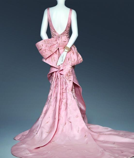  Savannah College of Art and Design (SCAD) will debut SCADfash, a preeminent fashion museum in Atlanta.  Inaugural exhibition to feature designs by Oscar de la Renta, Peter Copping.