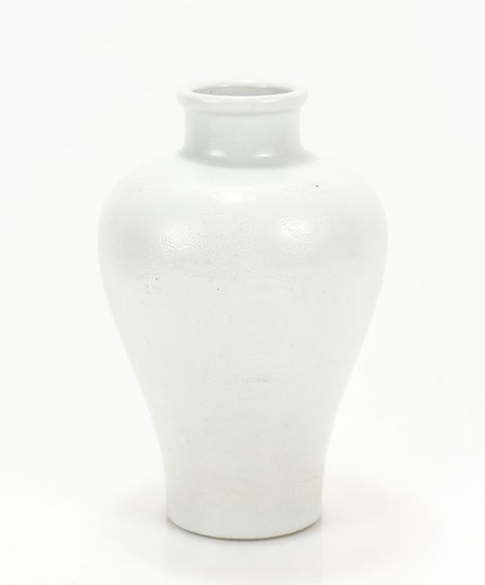 This rare Chinese Ming Dynasty porcelain vase, meiping form, from the Chenghua period (1465-1487), sold for $6,500 at Ahlers & Ogletree, June 28th.