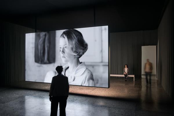 eresa Hubbard / Alexander Birchler, Flora, 2017, synchronized double-sided film installation with shared soundtrack, 30 min, loop, courtesy Tanya Bonakdar Gallery New York / Los Angeles, Lora Reynolds Gallery, Austin, Collection Suzanne Deal Booth, © Teresa Hubbard / Alexander Birchler, 