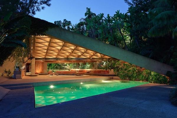 The James Goldstein House, designed by John Lautner.  (c) Jeff Green.