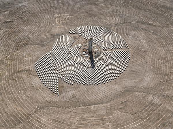 Edward Burtynsky, Cerro Dominador Solar Project #1, Atacama Desert, Chile, 2017.  Photo © Edward Burtynsky courtesy Nicholas Metivier Gallery, Toronto