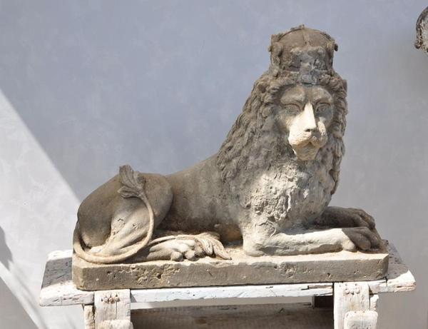 French Country UK sold several pieces, including a French 17th-century stone lion with a regal crown from a chateau in Burgundy, circa 1695.