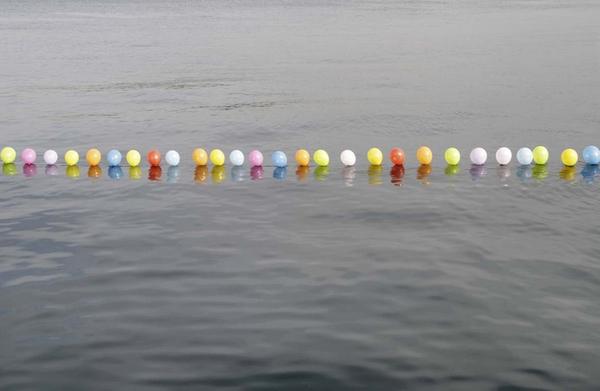 Hale Tenger, "Balloons On The Sea", 2011, Video still.