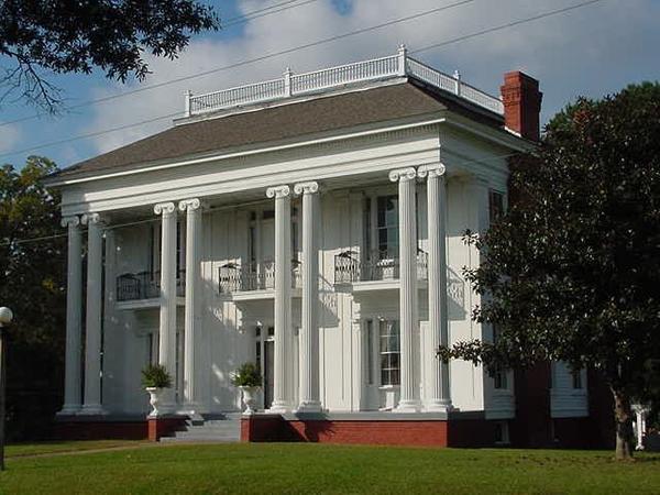 This splendid 1856 pre-Civil War home, owned by the longtime and respected auctioneer Dwight Stevens in Aberdeen, Mississippi is for sale.