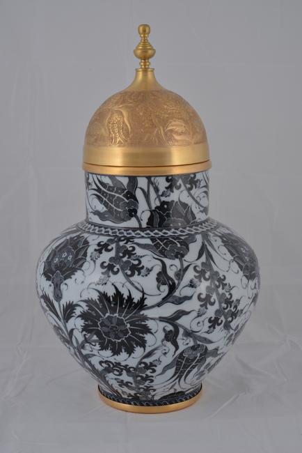 An Iznick black-and-white jar with “Tombak” (gilded copper), 2014