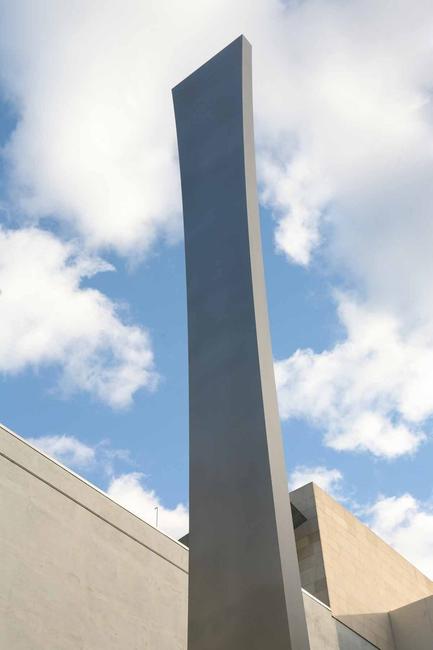 Ellsworth Kelly, Berlin Totem, 2008, stainless steel, 40 feet x 4 feet x 8 inches.