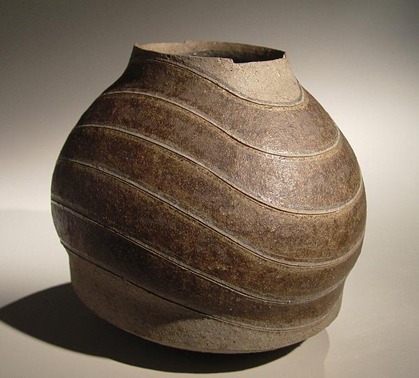 KAMODA SHŌJI (1933-83) awakened the entire conservative Japanese traditional ceramic world to a new vision of the concept of “function.” Never satisfied with his work, Kamoda created infinitely varied shapes and forms with ever-changing innovative patterns that were not based on any previous style or tradition.  His sold-out exhibitions led to a near-cult-like status.  Thirty years after his pre-mature death at age 49, his works remain highly influential and among the most sought-after by import