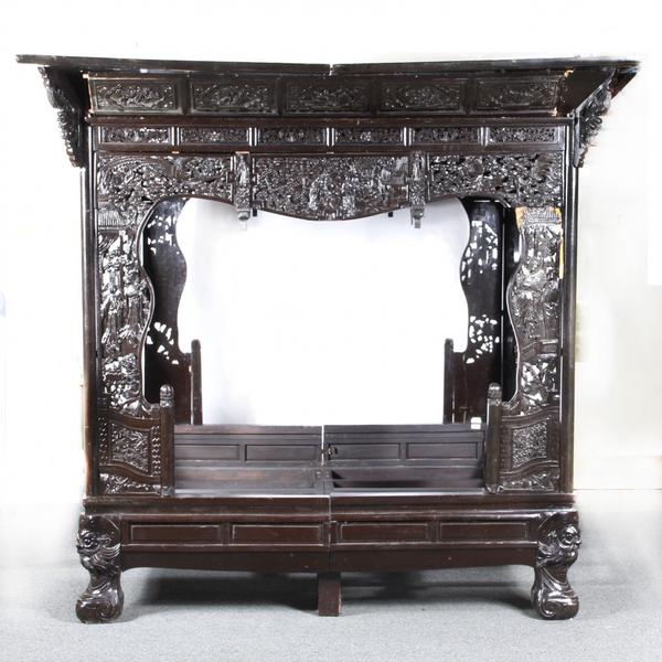 The sale’s centerpiece lot is this spectacular Chinese carved canopy bed that singer Johnny Cash and his wife June Carter Cash shared in their home of 35 years in Hendersonville, Tennessee.