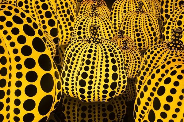 Yayoi Kusama, All the Eternal Love I Have for the Pumpkins, 2016, wood, mirror, plastic, acrylic, and LED, Courtesy YAYOI KUSAMA Inc., Ota Fine Arts, Tokyo / Singapore and Victoria Miro, London (photography Thierry Bal), © Yayoi Kusama