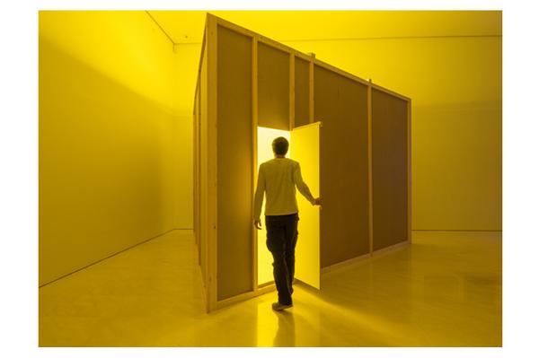 Yellow Room (Triangular), 1973, in Museo Picasso Málaga's exhibition.  Solomon R.  Guggenheim Museum, New York © Courtesy by Solomon R.  Guggenheim Museum Archives, Nueva York © Bruce Nauman, VEGAP, Málaga, 2019 