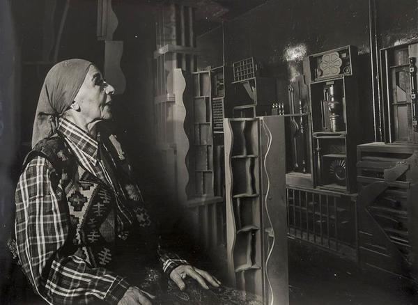 Pedro E.  Guerrero, Louise Nevelson Gazes at her Artwork in New York, 1978, Courtesy of Dixie Guerrero, ©Pedro E.  Guerrero Archives