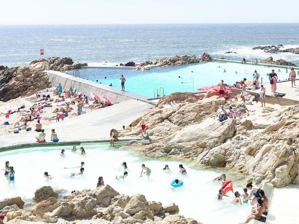 Massimo Vitali, Piscina Das Marés, 2016, photograph, courtesy the artist and Benrubi Gallery, New York