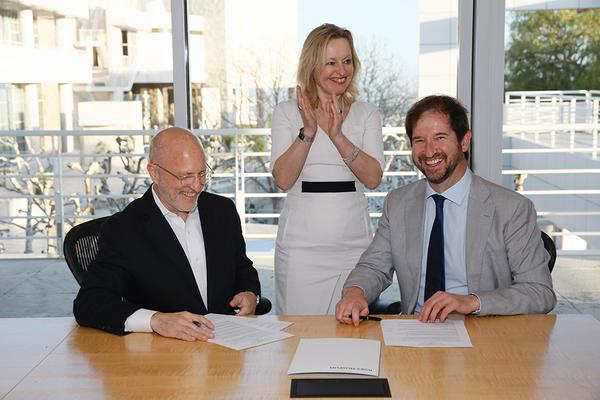 The Dutch document signing on March 16, 2016, in Los Angeles, California.  From left to right: James Cuno, Dr.  Jet Bussemaker, and Dr.  Robert van Langh.  (Photo by Ryan Miller/Capture Imaging)