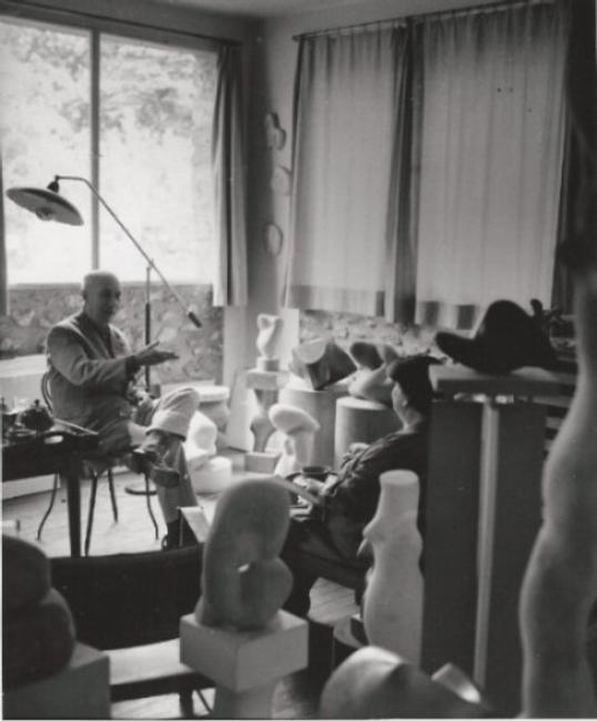 Hans Arp with Charlotte Weidler in his studio, Meudon 1957 Stiftung Arp e.V., Berlin/ Rolandswerth (IV-139) © VG Bild Kunst, Bonn 201