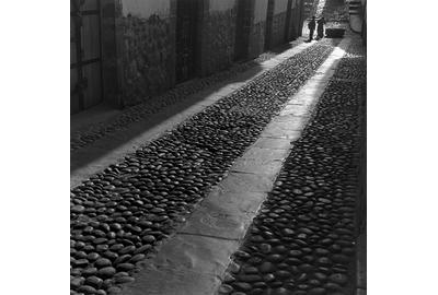 Image: © Mario Algaze, Sendero iluminado, Cuzco, Peru, 2002, courtesy PDNB Gallery, Dallas, Texas