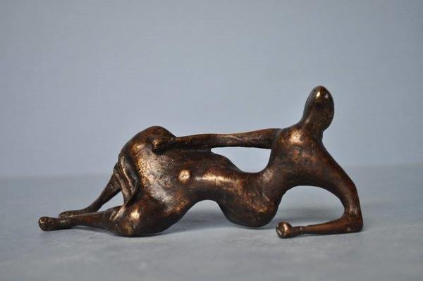 Henry Moore DRAPED RECLINING FIGURE, 1956 Bronze with black/brown patina; edition of 9 + 2 Approximate size: 7 x 15.9 cms 