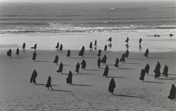 Shirin Neshat, Untitled, from the series Rapture, 1999.  Gelatin silver print.  Yale University Art Gallery, Gift of Susan and Arthur Fleischer, Jr., B.A.  1953, LL.B.  1958.  © Shirin Neshat.  Courtesy Gladstone Gallery, New York and Brussels