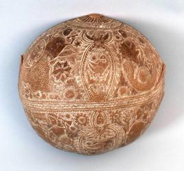 Calabash bowl, Surinamese, before 1831.  Carved calabash rind encrusted with white clay.  Völkerkundemuseum Herrnhut (Herrnhut Museum of Ethnology), 66395