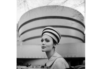 ©Tony Vaccaro, Guggenheim Hat, New York, 1960 Courtesy of Monroe Gallery of Photography