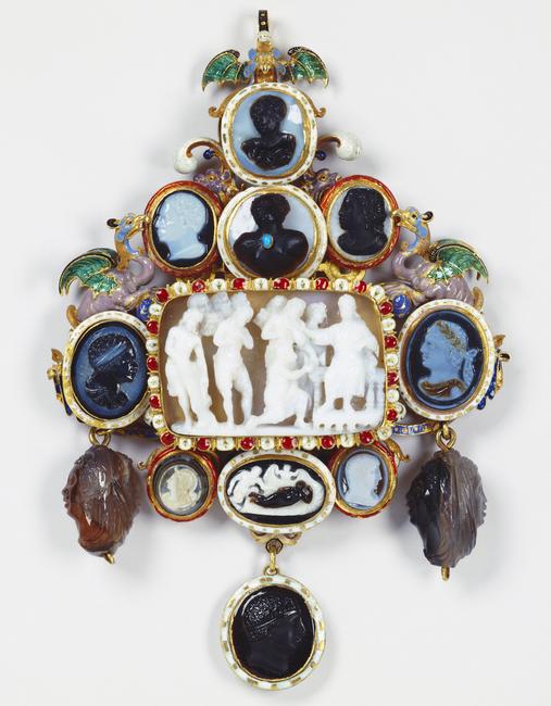 Unknown jeweler, French, Pendant with thirteen cameos, ca.  1720 gold, émail en ronde bosse, émail champlevé, sardonyx, turquoise, black and white onyx, sard, brown and gray agate, black and gray agate, niccolo, Royal Collection Trust, UK, © Her Majesty Queen Elizabeth II 2016