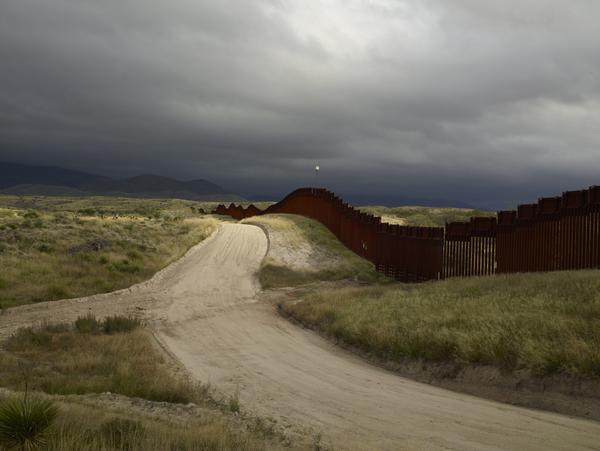 Richard Misrach, Wall, East of Nogales, Arizona, 2014.  El muro, al este de Nogales, Arizona.  Pigment print.  60 × 80 in.  Courtesy of the artist