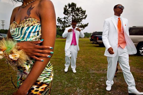 Gillian Laub, Seniors arriving at the first integrated prom, Lyons, Georgia, 2010.  © Gillian Laub, Courtesy of Benrubi Gallery 