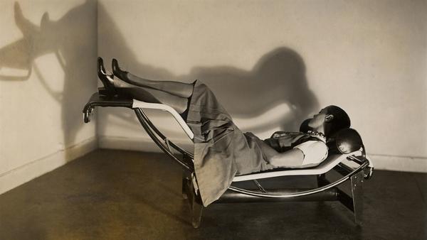 Charlotte Perriand in a rocking lounge chair, B306, (1928-1929) – Le Corbusier, P.  Jeanneret, C.  Perriand, about 1928 © F.L.C.  / ADAGP, Paris 2019 © ADAGP, Paris 2019 © AChP