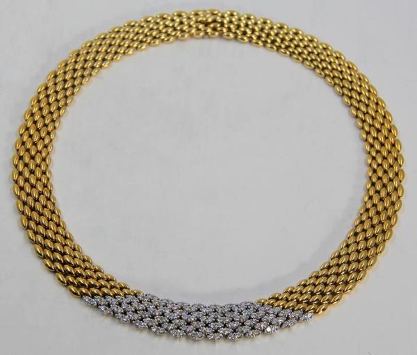 Yellow Gold Necklace with 140 diamonds.